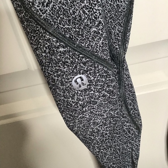 LULULEMON Run the Day 7/8 Tight (25”) in Fractal Dark Starlight Black. - Picture 7 of 9